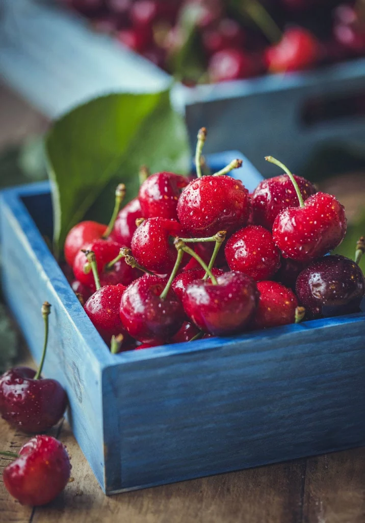 Top 10 detoxification methods and cleansing foods 6 Cherry is one of the most valuable natural medicine in nature. It will play a major role in detoxification of the kidneys