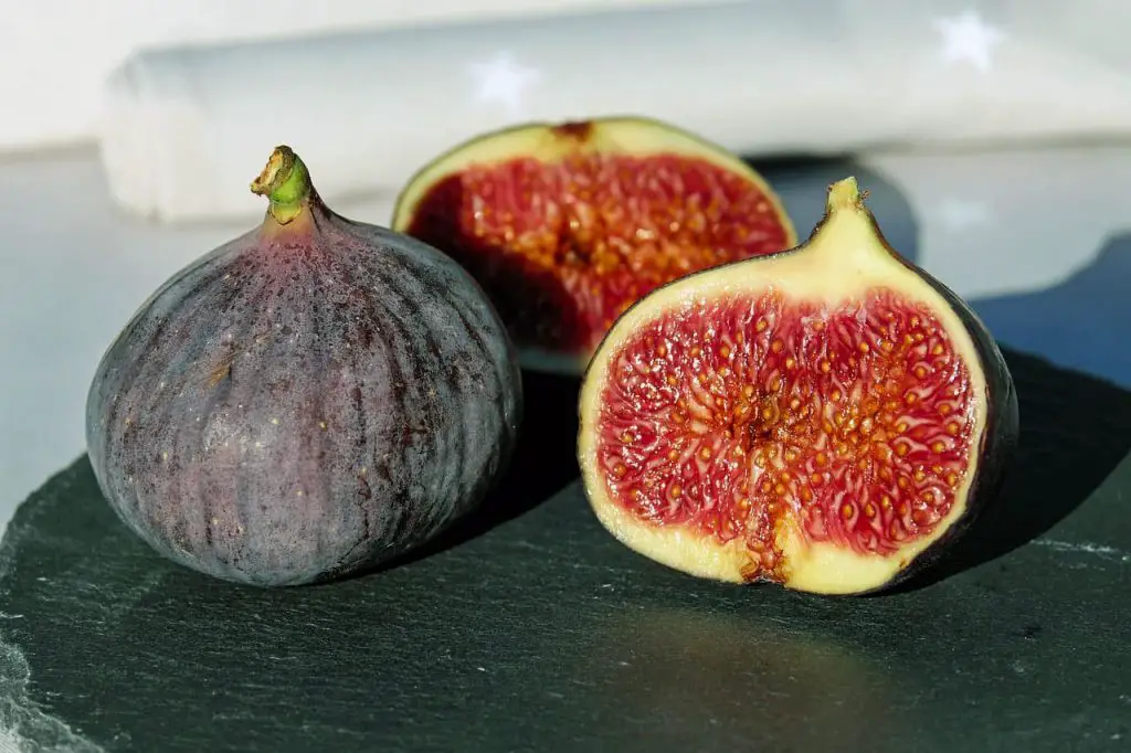 Top 10 detoxification methods and cleansing foods 4 The organic acid and various enzymes found in figs protect the liver and help in sterilization, clear heat, intestinal moisture and digestion