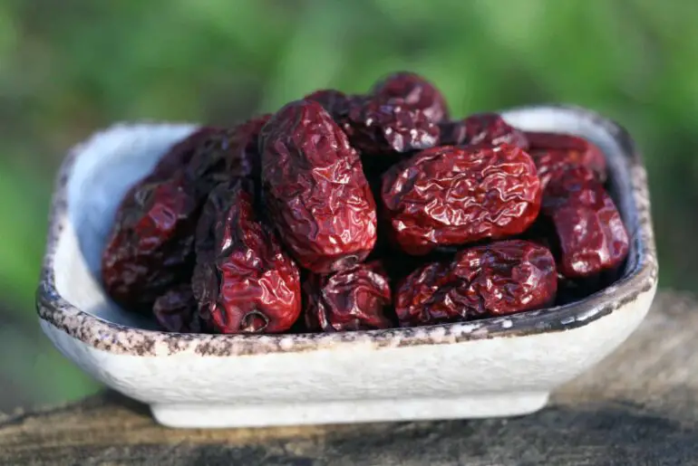 eating red dates for women