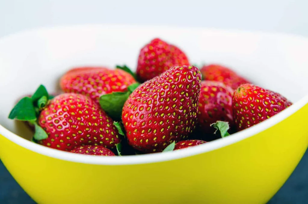 Top 10 detoxification methods and cleansing foods 8 Strawberries, which are a delicious fruit, contain a wide variety of organic acids, pectin and minerals.
