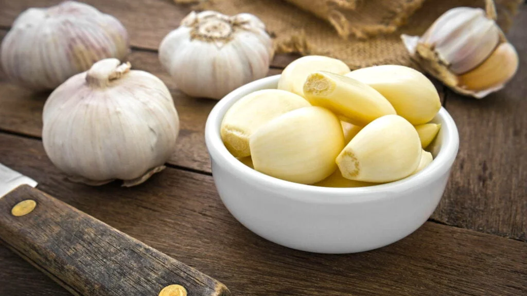 How to prevent blood clots naturally 2 Garlics in a bawl