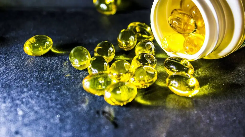 You must eat these 5 kinds of food to prevent blood clotting 1 Data confirms that Vitamin E can help prevent the formation of blood clotting and reduce the risk of heart attack or stroke.