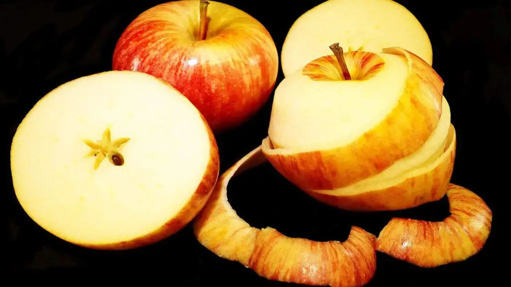 Apple peel has an astringent effect. It can use to decoct soup or make tea and help to cure gastric acid and phlegm.