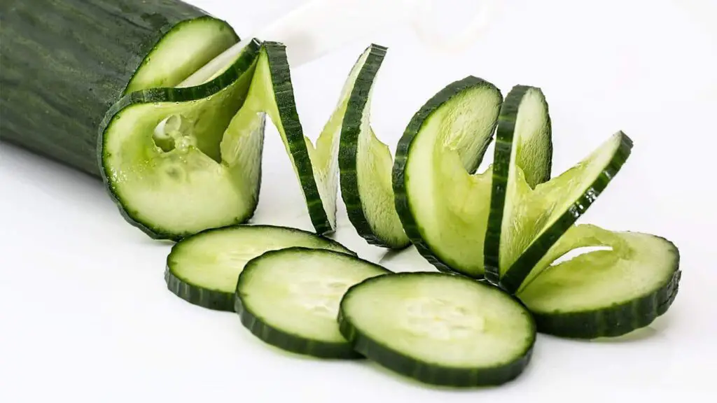 Cucumber peel can detoxify. Cucumber peel contains more bitter elements. That element is the nutrient essence of cucumber.