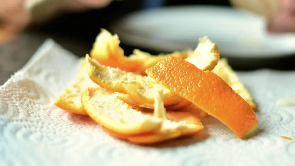 The orange peel should be washed and cleaned. It can then be boiled with sugar and drunk. It cleanses the lungs and removes cough and phlegm activation.