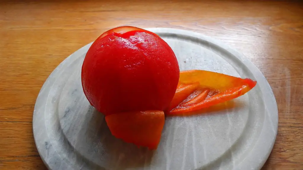 Tomato peel can prevent cancer. Lycopene is a natural substance with the strongest antioxidant capacity found so far