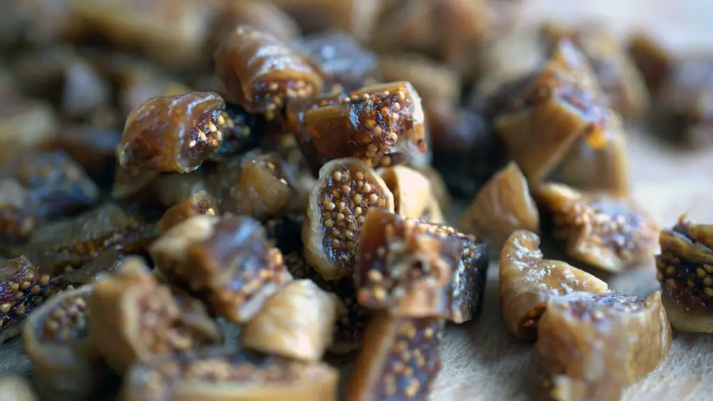 Fig eating benefits for women 1 The dry matter content of fig is very high. The fresh fruit is 14-20%, and the dry fruit is more than 70%.