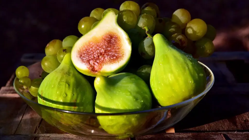 Fig eating benefits for women 2 Figs are rich in dietary fiber, pectin, and other nutrients, and fig pulp is also rich in water. After eating figs, it increases the intestinal contents, moisturizes the intestines.