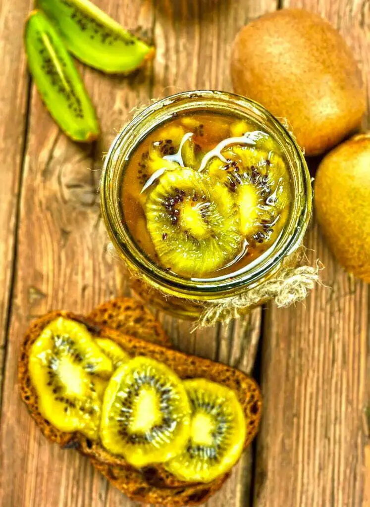 Homemade canned kiwi fruit