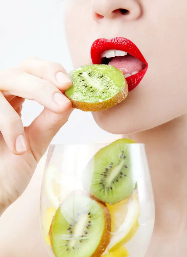 Women eating kiwi