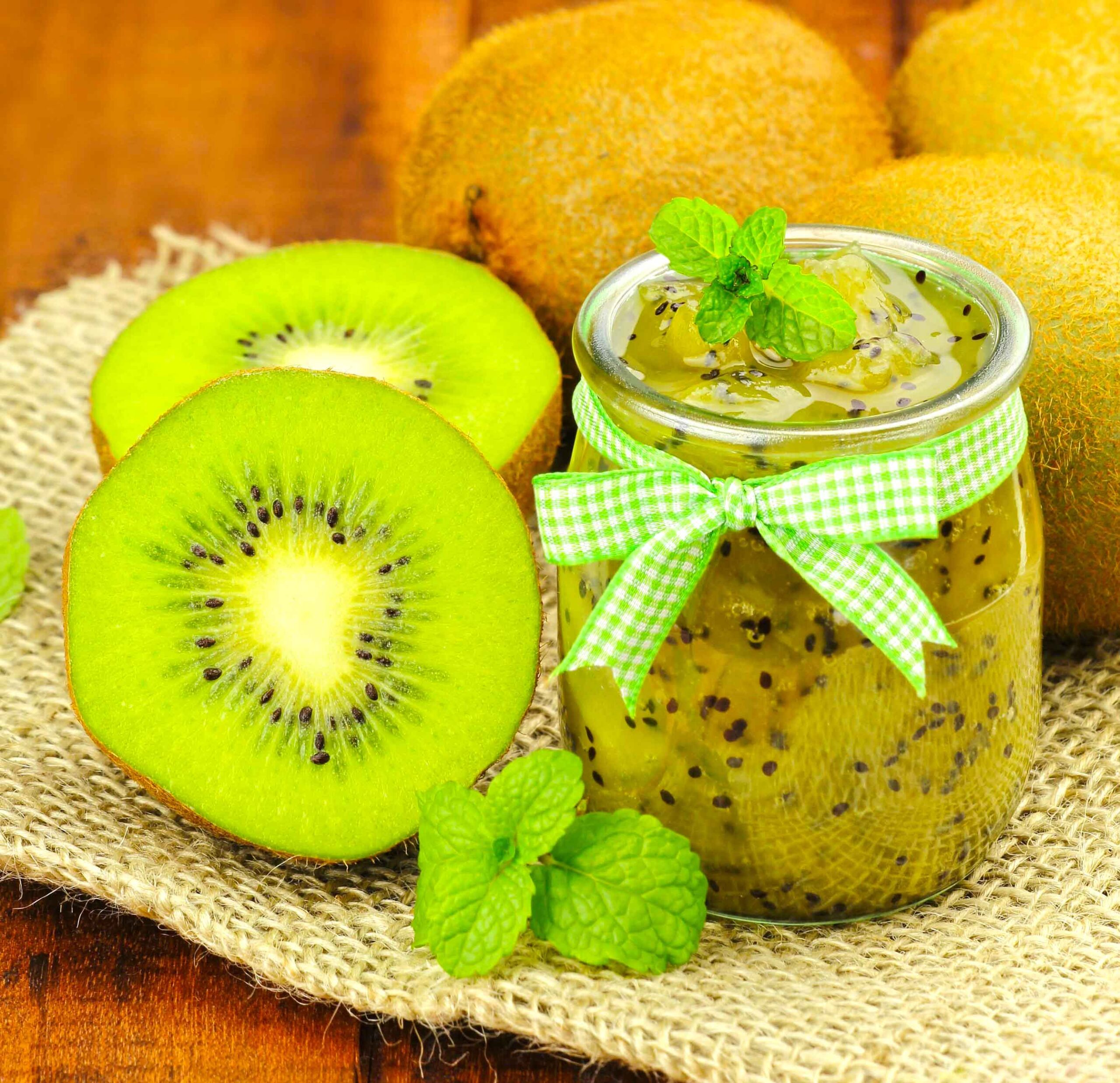 Kiwifruit juice and slices