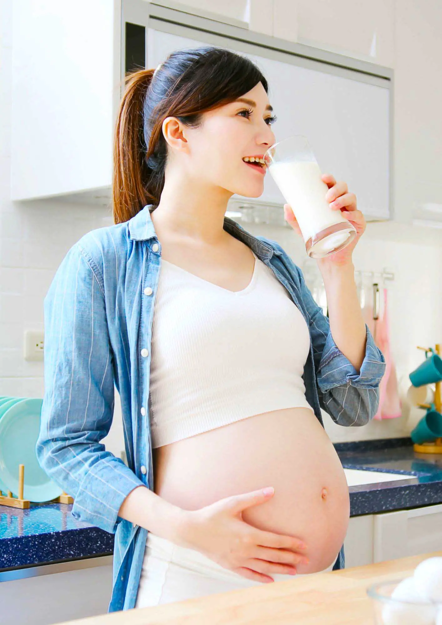 Pregnant women drinking milk