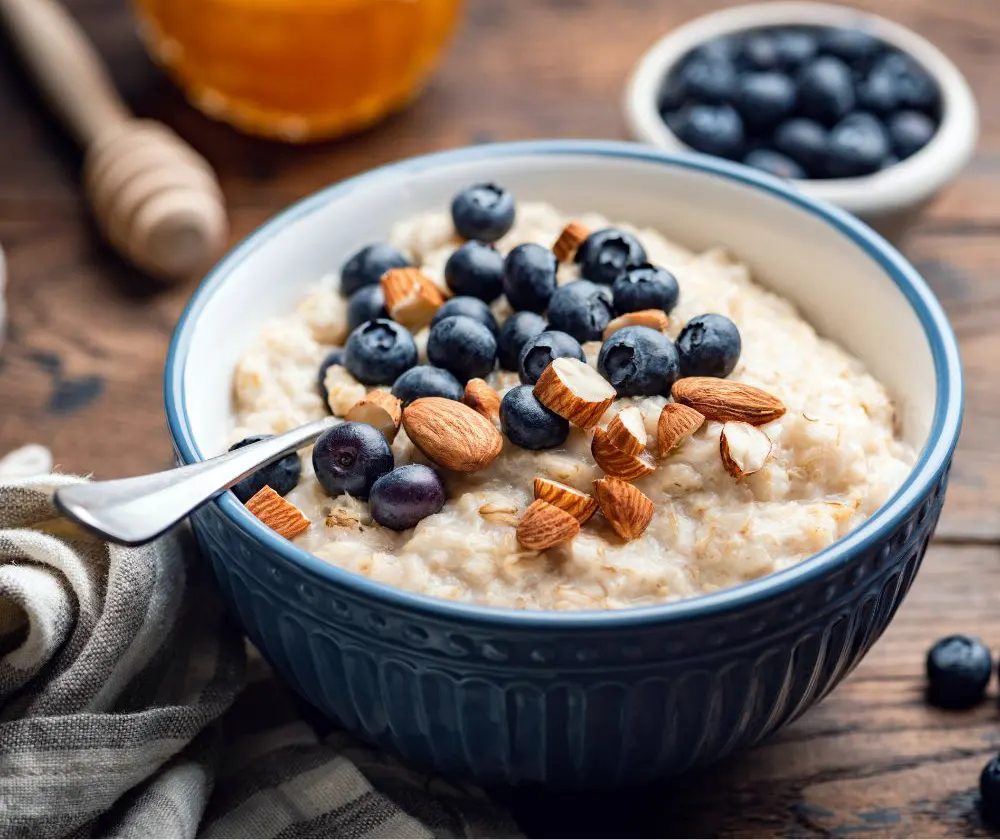 Oatmeal porridge with blueberries, almonds